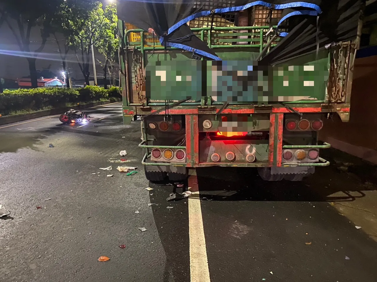 将拖车停在路旁的何姓驾驶、化学槽车黄姓女驾驶均依过失致死罪送办。翻摄照片