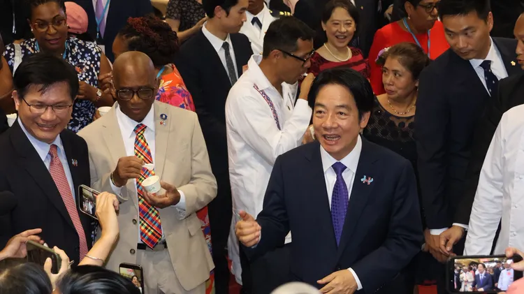 賴清德一一帶外賓品嘗了「雙月食品社」的剝皮辣椒雞湯、油飯，還有「暖潮」的煙燻手撕豬。記者葉家瑋攝