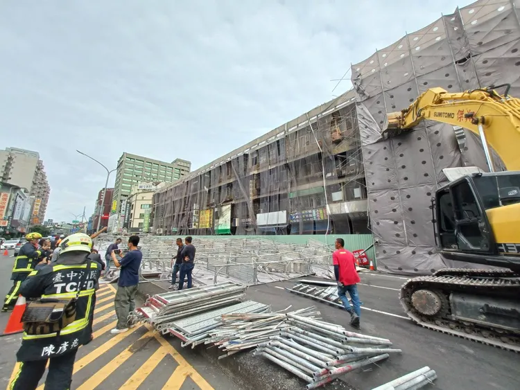 台中市鷹架被強風吹倒。民眾提供