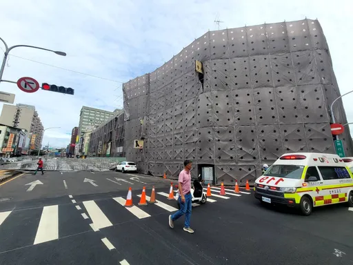 東北季風發威!台中鷹架倒塌「多車被壓」 1騎士手腳擦挫傷