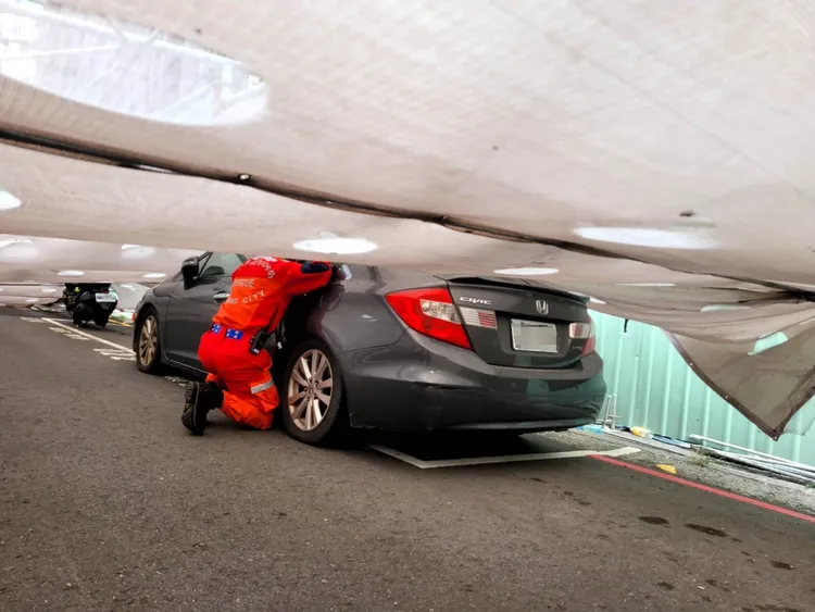 多車被鷹架壓住。民眾提供