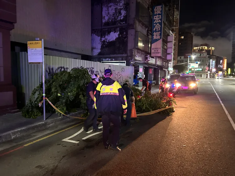 風神共伴效應帶來強風，台中路樹遭吹倒倒在路中影響交通。翻攝畫面