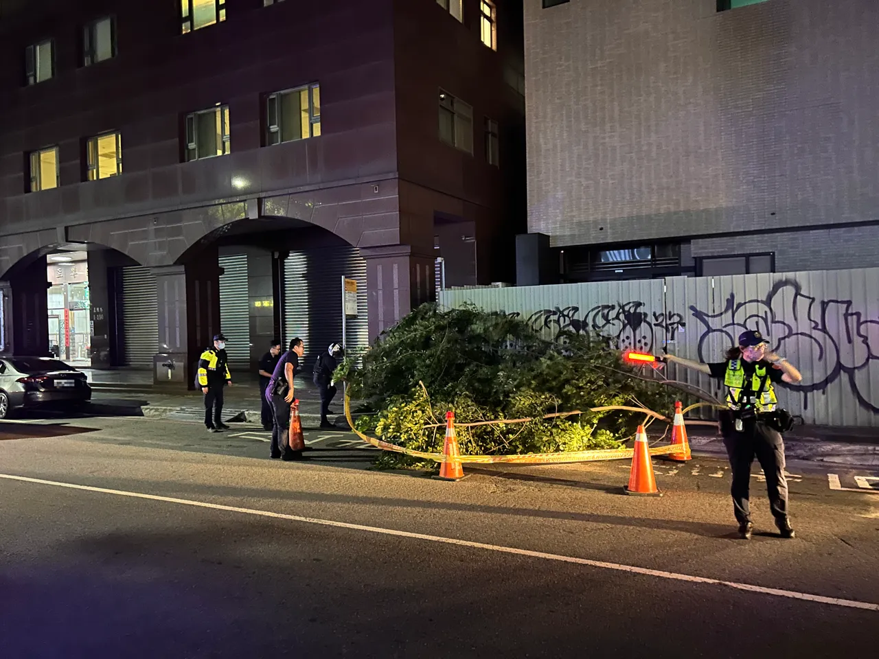 风神共伴效应带来强风,台中路树遭吹倒倒在路中影响交通。翻摄画面