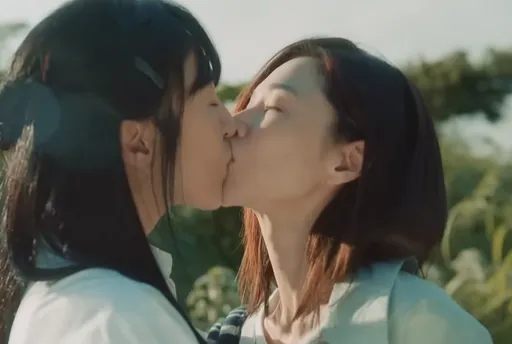有图为证|杨谨华不只亲过柯佳嬿 红唇热贴谢盈萱被骂「渣女」