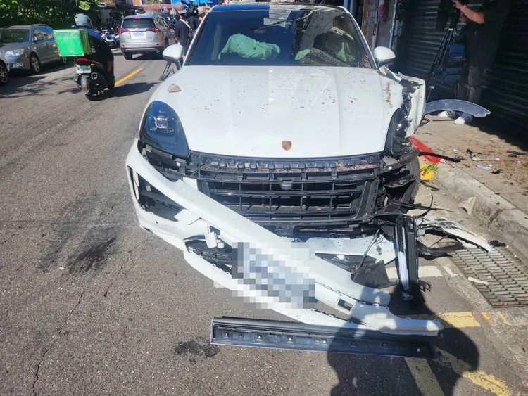 保時捷車頭嚴重毀損。警方提供
