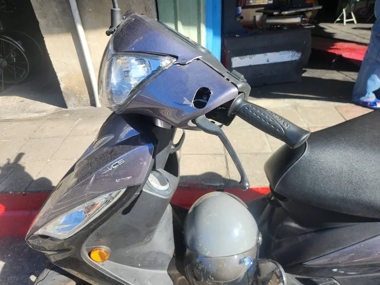 路邊機車受波及。警方提供