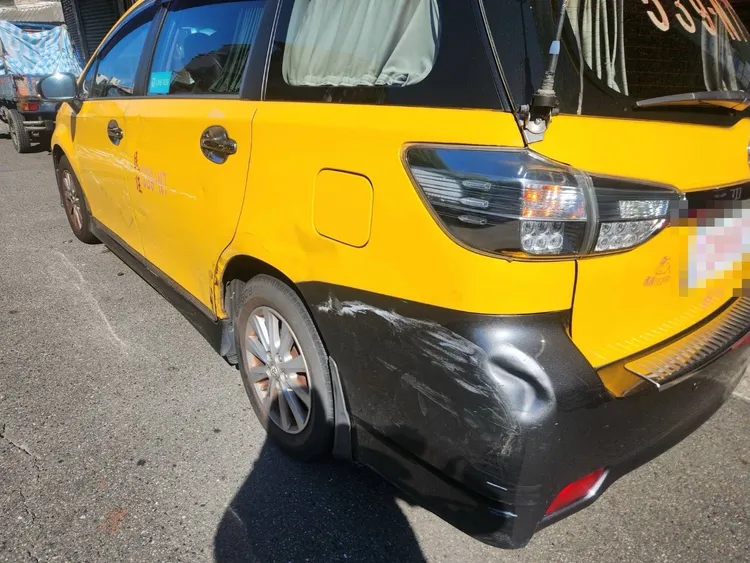 現場路邊小黃也受波及。警方提供