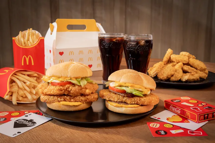 期間購買分享盒加點指定飲品享買1送1。麥當勞提供