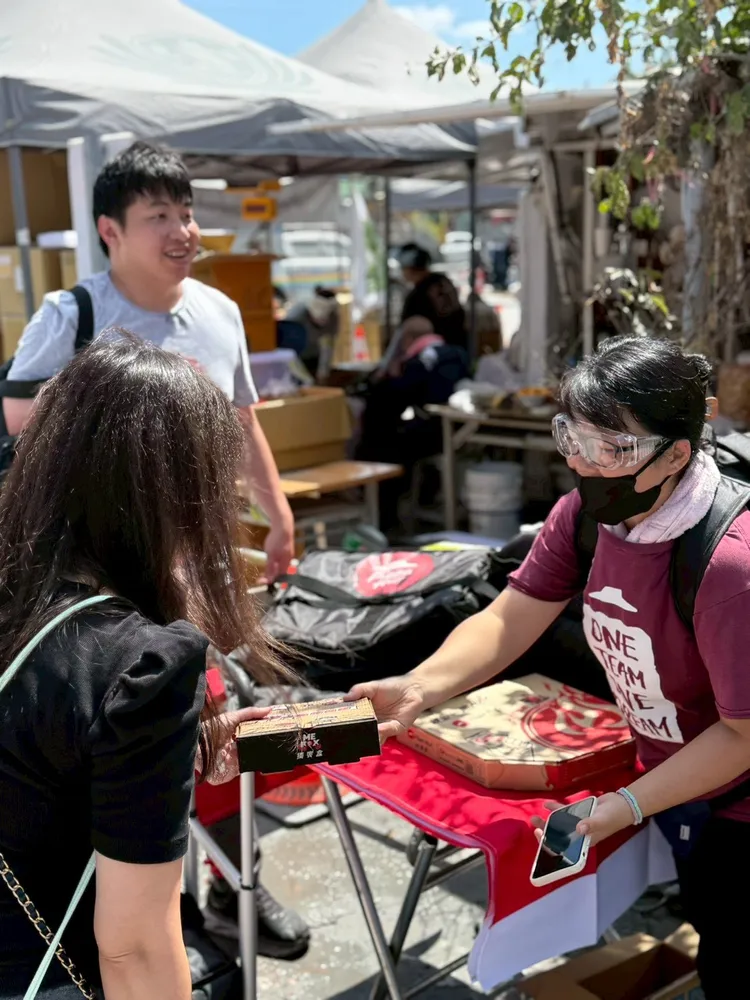 期間於光復車站前每日中午會送250份個人披薩（視發送情況增加數量）。必勝客提供