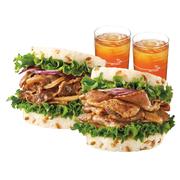 期間限定雙人餐可吃到超級大麥燒肉珍珠堡、大麥薑燒珍珠堡，以及兩杯大杯冰紅茶。摩斯漢堡提供