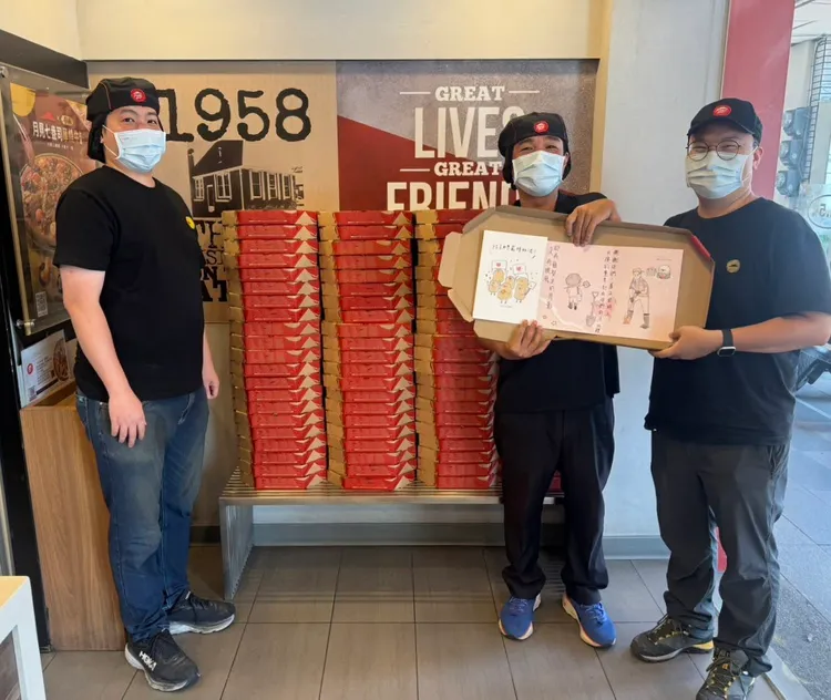 每日发送250份披萨!国庆连假速食店活动一次看 炸鸡桶、汉堡买1送1