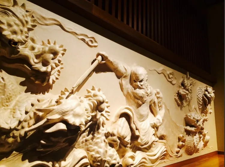 「古之宿佳雲」迎賓大廳可見神樂面具與八岐大蛇浮雕，展現莊重典雅的氛圍。業者提供