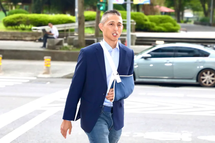 吳怡農因肩關節唇撕裂傷，約2週前動一個小手術。彭欣偉攝