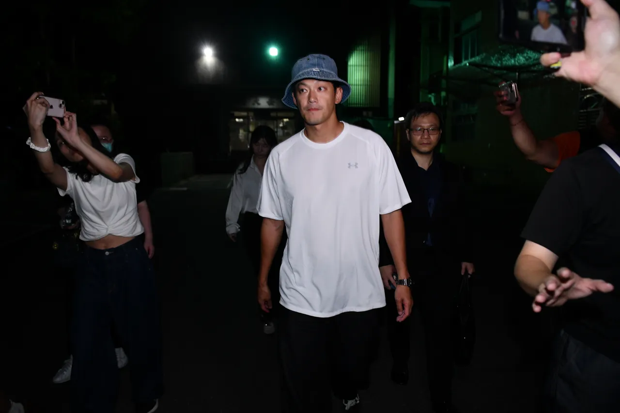威廉以50萬元交保,是第2波逃兵藝人中的最高者。攝影中心