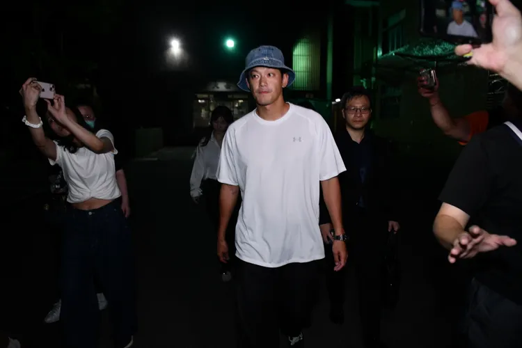 威廉以50萬元交保，是第2波逃兵藝人中的最高者。攝影中心