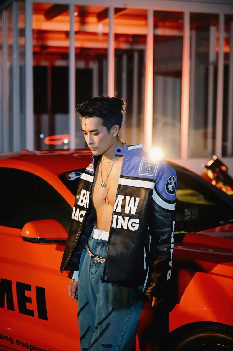 刺刺展露好身材。杰思國際娛樂提供