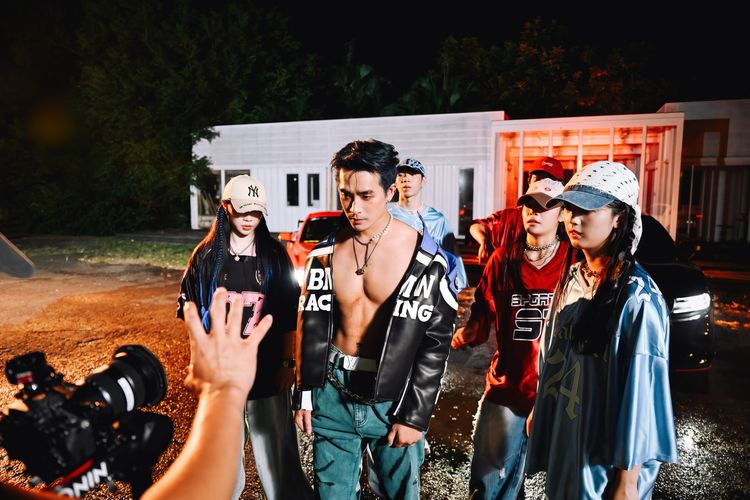 Uber外送員帥成這樣　超大塊胸腹不藏了！月賺50萬