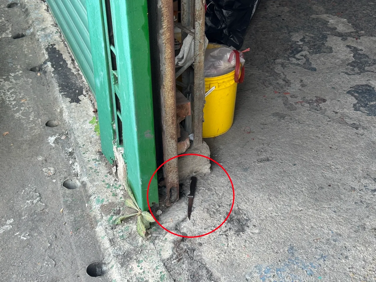 行凶用的水果刀留在现场。民众提供