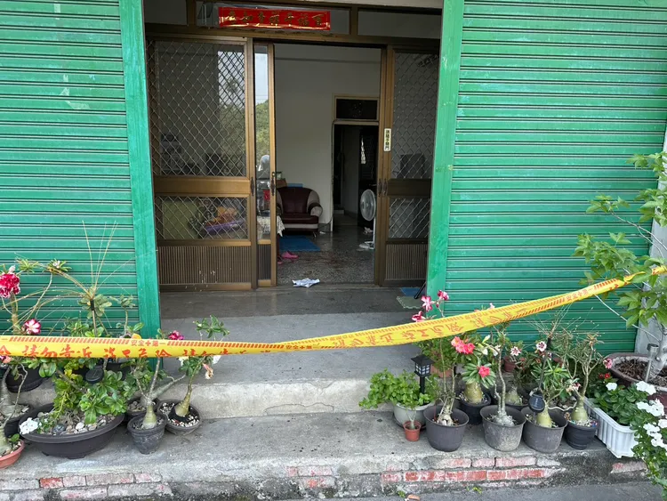 23歲林男不滿鄰居太吵持刀砍人，現場血跡明顯可見。民眾提供