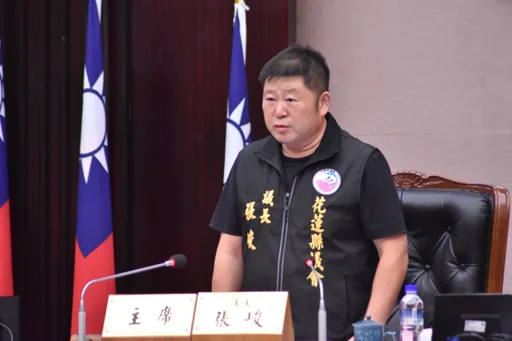 对傅崐萁踹桌　遭讽带「傻鸟」起哄！张峻怒了：这不只是冷血...