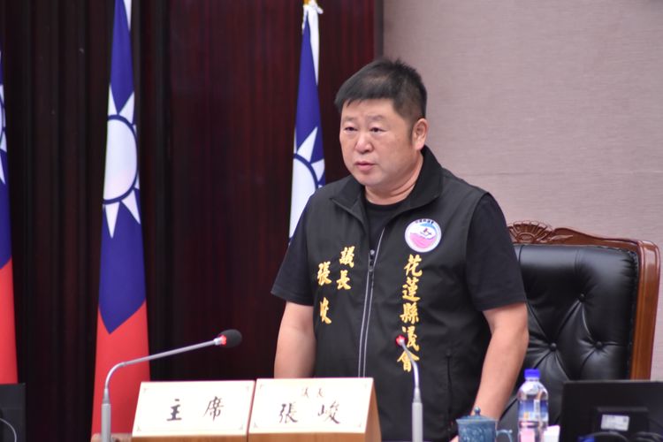 對傅崐萁踹桌 遭諷帶「傻鳥」起鬨!張峻怒了:這不只是冷血...