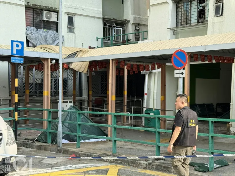 遮雨棚受損。翻攝自香港01