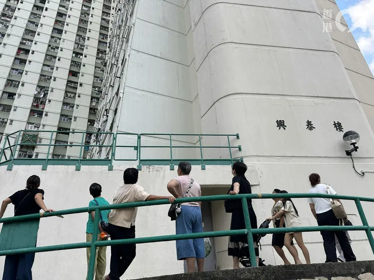 民眾在案發現場附近關切。翻攝自香港01