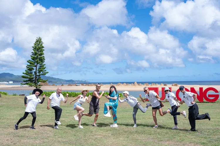 「新北高年級生」體力充沛、活力十足，讓藝人都讚嘆。社會局提供