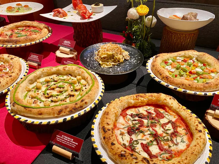 後續推出的14道單點菜色，可吃到白醬口味的「那不勒斯海味比薩」等。莊偉祺攝