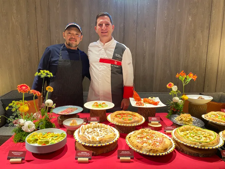 主廚Peppe（右）這次來台客座，也帶來得力助手專門擀義大利麵的日籍師傅一起呈現。莊偉祺攝