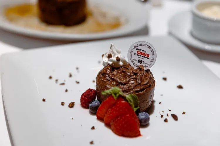 壓軸登場的「茹絲經典甜點」，甜蜜詮釋茹絲夫人熱情款待的傳承，感受餐桌上溫暖而真摯的氛圍。茹絲葵提供