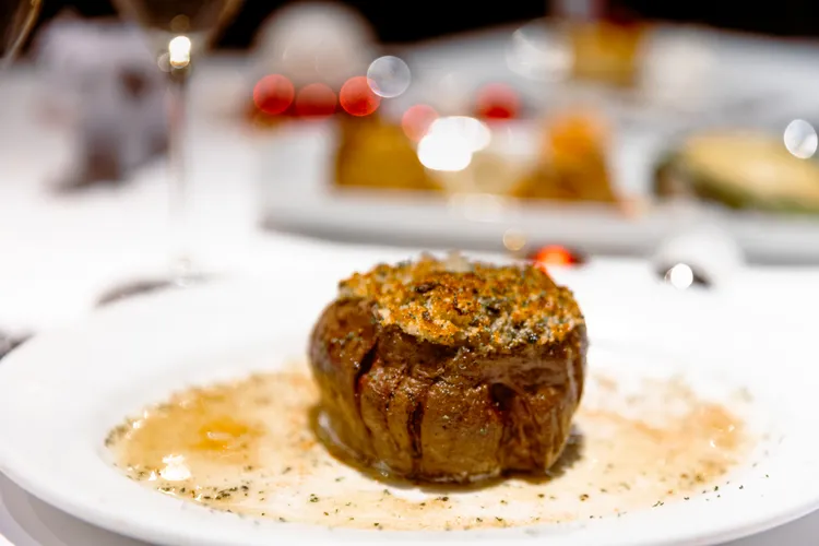 美國菲力牛排佐香酥松露在華氏五百度的高溫陶瓷盤上滋滋作響，香氣四溢。茹絲葵提供