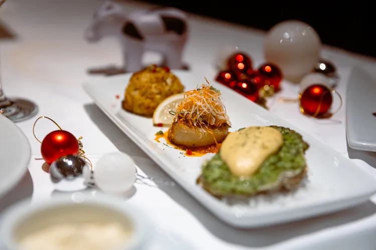 由三道深受喜愛的茹絲葵經典開胃菜組成的海鮮三重奏，一次品嘗紐奧良蟹肉糕、香煎干貝、洛克菲焗烤鮮蠔。茹絲葵提供