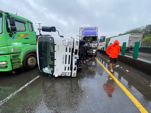 疑未保持安全车距 货车追撞砂石车、大货车后翻覆酿1伤