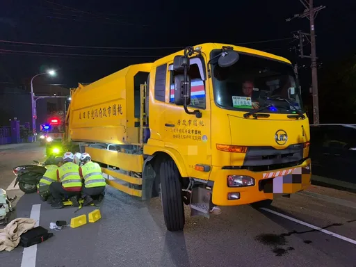 驚險畫面曝光！女騎士遭垃圾車輾於車輪下　送醫撿回一命