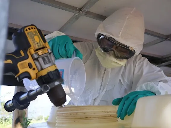 33化兵群官兵調製消毒藥劑。第三作戰區提供