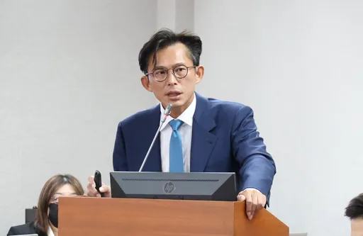律師:遭狗仔偷拍應組「復仇者聯盟」提告黃國昌 有3大好處