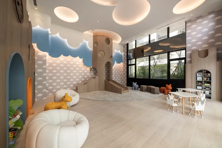 「松丹達麗」公設規劃多元有泳池、KTV視聽室、健身房、交誼廳、家教室、娛樂室、棋藝室等。達麗建設提供