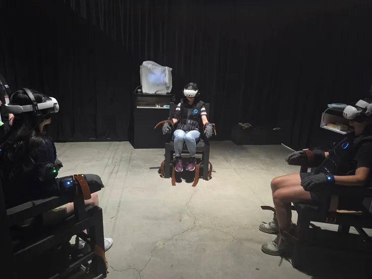 美、法作品《電流下我記得》以觸覺震動手套與背心重現性別矯正治療現場。讀者提供