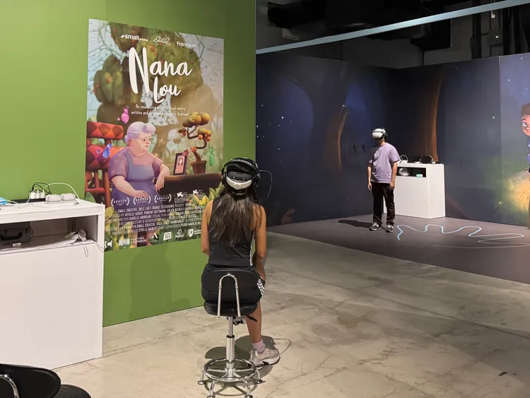 觀眾戴上VR裝置親身走入國際XR作品世界，體驗科技與文化交融的多感官旅程。張綵茜攝