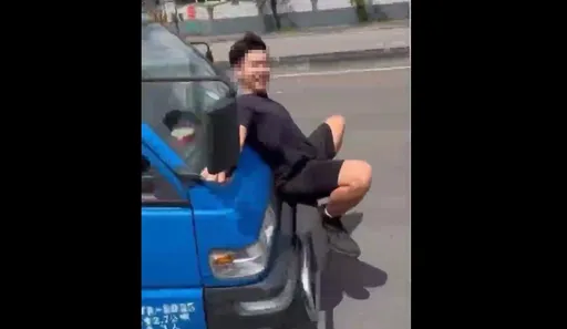 玩命猴「贴货车保险杆」新北街头行驶 笑超爽!海山警获报要开罚