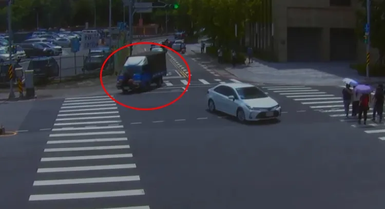 監視下拍下貨車行駛間竟有名男子貼在保險桿上。警方提供