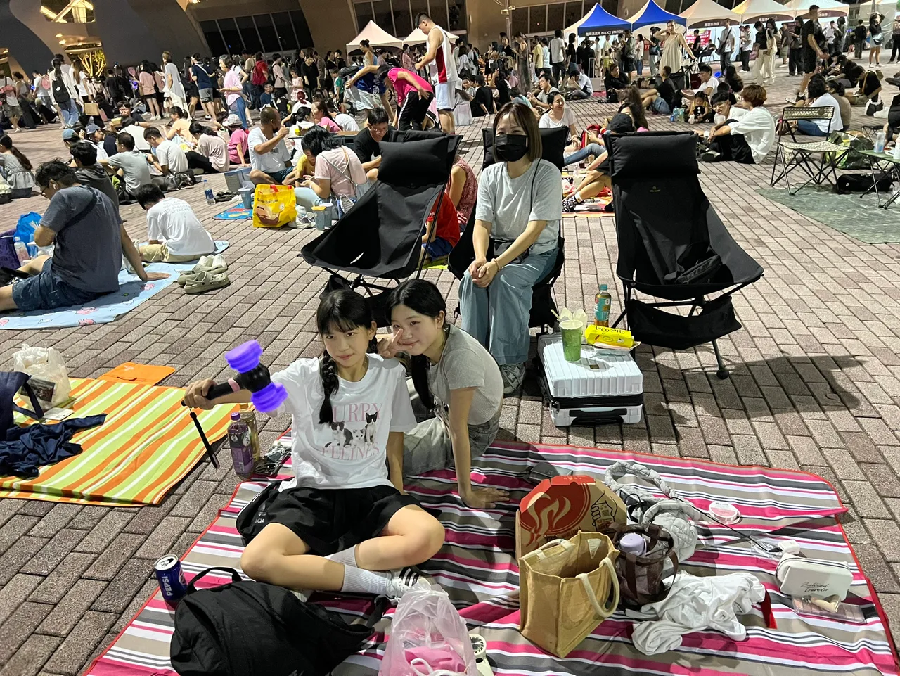 台中妈妈为了女儿Vicky(左)、Findy,从台中扛3张高级座椅搭高铁下来听音漏。陈薇安摄
