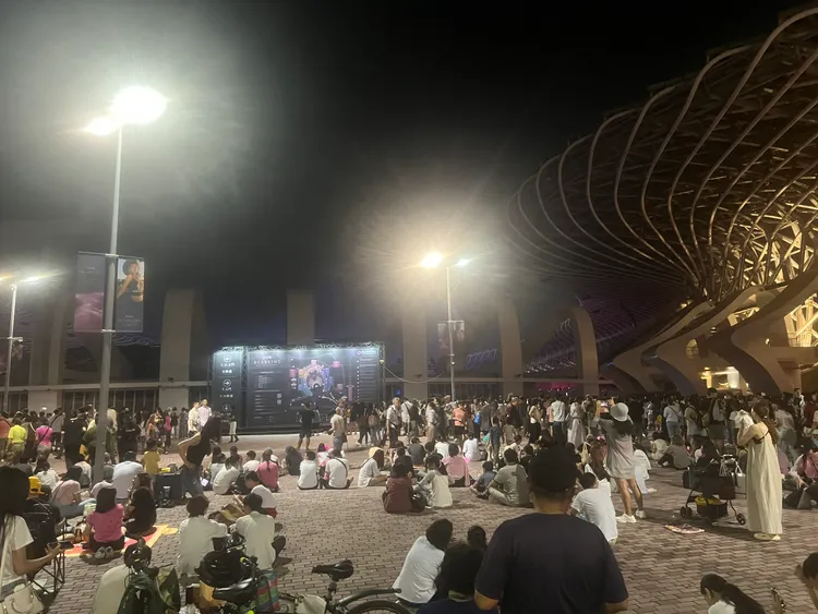 世運外很多粉絲自備野餐墊聽歌。陳薇安攝