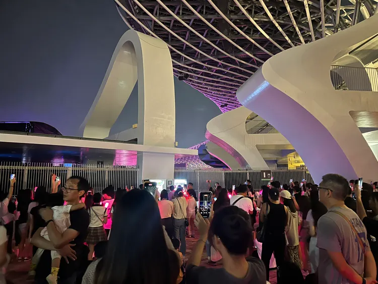 世運外擠滿上前名粉絲聽音漏。陳薇安攝