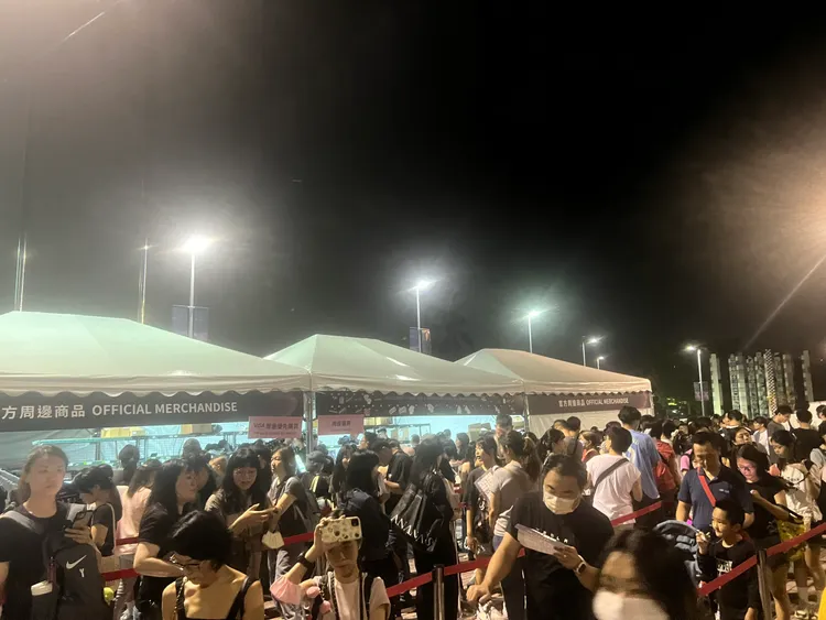 開場後仍有不少粉絲在排周邊。陳薇安攝