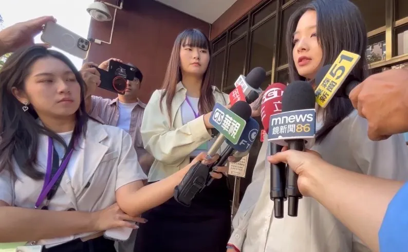 应佳妤受访为母抱屈。读者提供