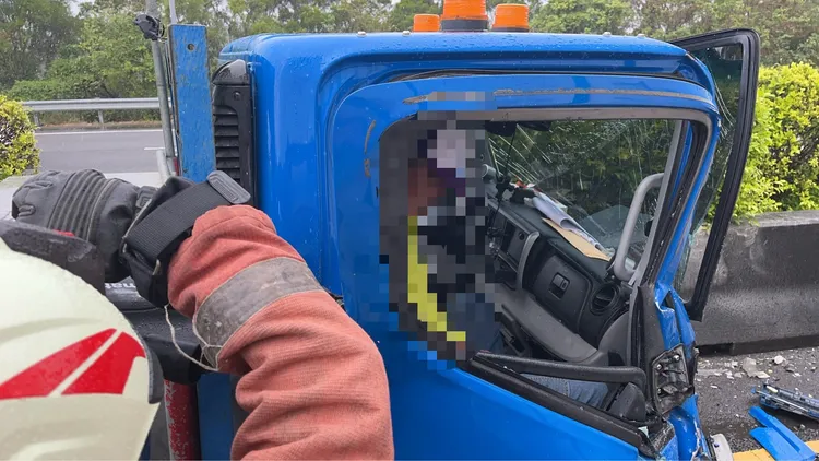 消防人員到場將駕駛救出。翻攝畫面