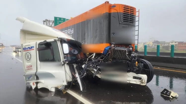 台61線清晨車或，大貨車自撞後車頭直接折斷。翻攝畫面