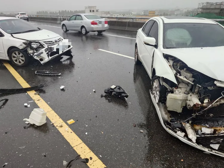 國道5號今天上午發生一起車禍意外。翻攝照片